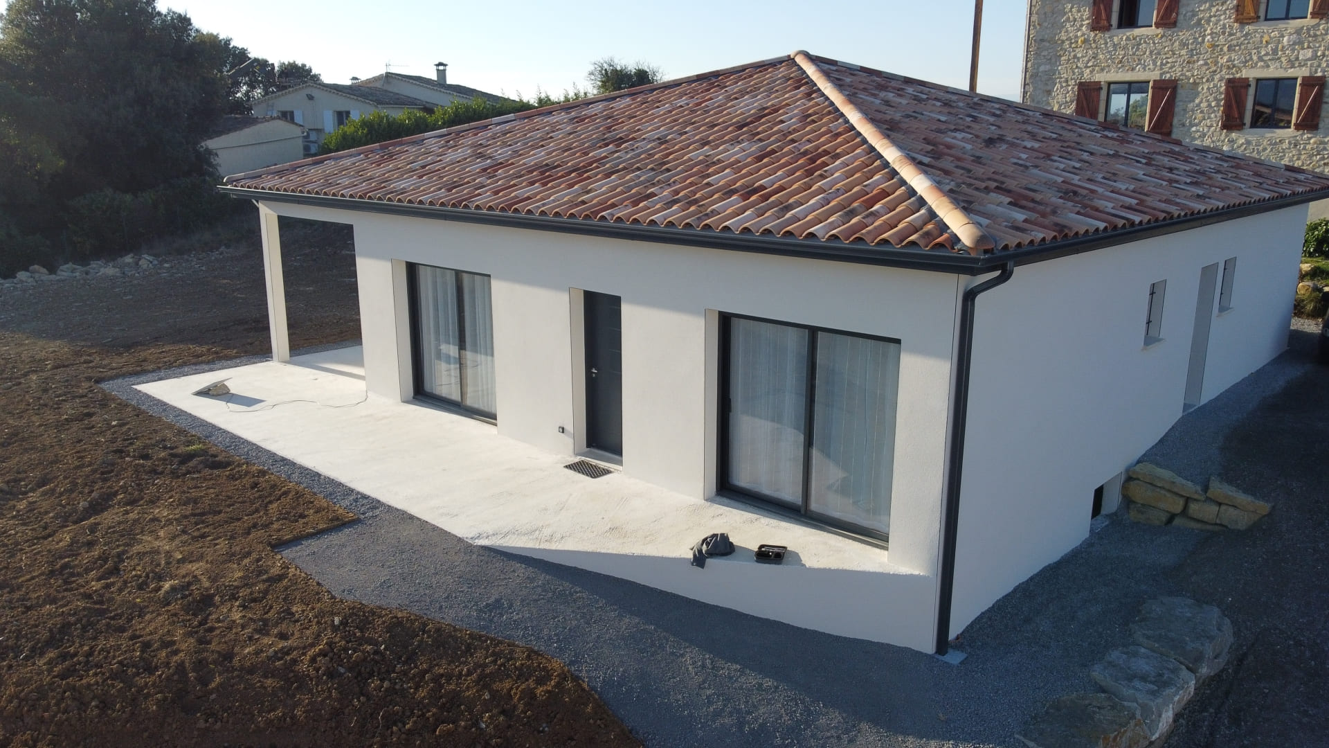 Menuiseries grises anthracite, enduit finition Gratté fin